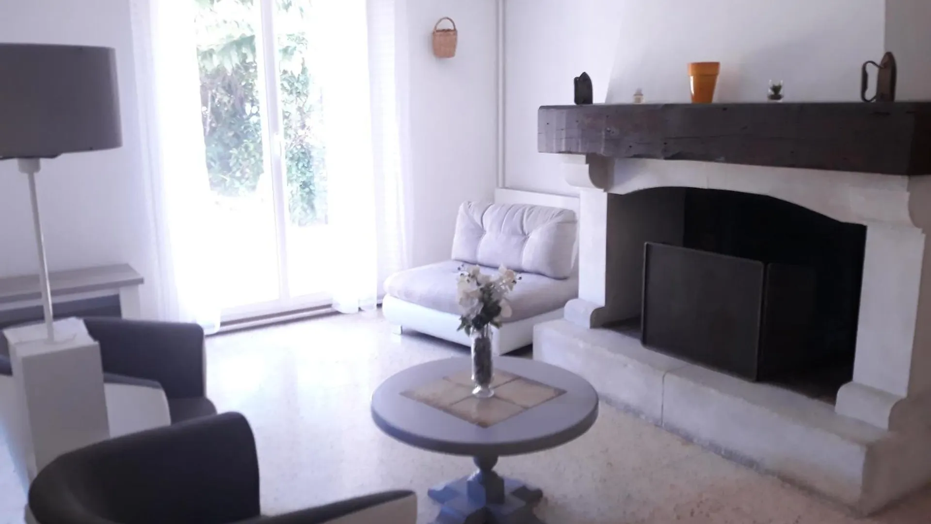איסטרס Gite En Provence צרפת